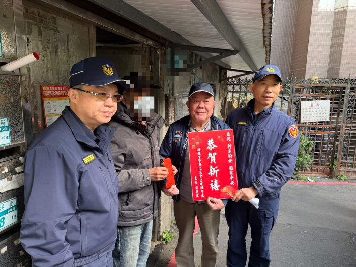 《圖說》土城警「寒冬送暖」慰問活動，由分局長領軍，親自登門拜訪並發放慰問金。〈土城分局提供〉