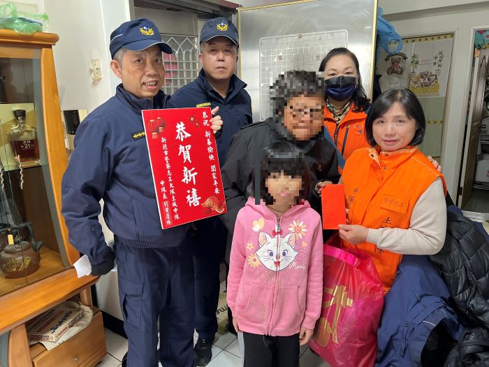 《圖說》土城警「寒冬送暖」慰問活動，針對轄內7處急需扶助的弱勢家庭進行關懷。〈土城分局提供〉