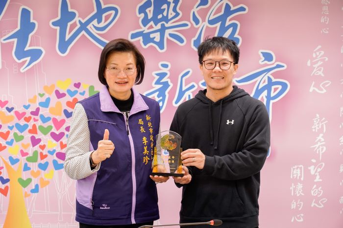 《圖說》李美珍局長代表侯友宜市長，頒贈「關懷生命、照亮街頭」感謝牌，予思安慈善服務協會共同創辦人張子文。〈社會局提供〉