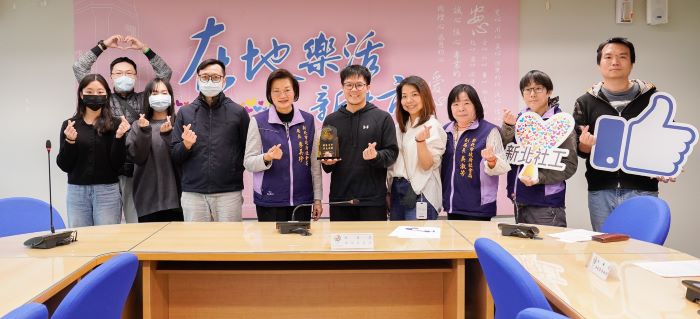 《圖說》李美珍局長感謝思安慈善服務協會團隊，右1為新北市街友外展中心主任張哲榮。〈社會局提供〉