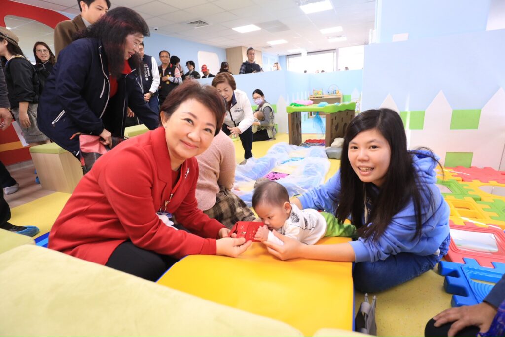 %E7%9B%A7%E5%B8%82%E9%95%B7%E7%99%BC%E9%80%81%E5%B0%8F%E7%B4%85%E5%A0%B1%E7%B5%A6%E5%A4%A7%E5%B0%8F%E6%9C%8B%E5%8F%8B %E7%A5%9D%E8%B3%80%E5%A4%A7%E5%AE%B6%E6%96%B0%E5%B9%B4%E5%BF%AB%E6%A8%82 1024x683 1