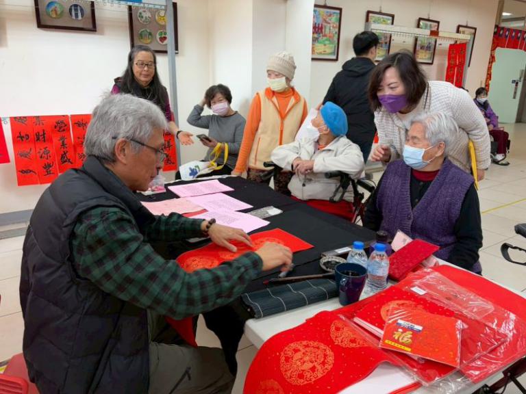 青田書學會名家揮毫 贈新竹榮家住民春聯迎新春 4 20260209162619 870319b0