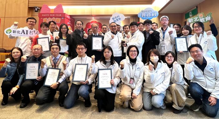 《圖說》未來教育臺灣100新北 17 件入選蟬聯全國第一，教育局長張明文〈後排左一〉偕團隊今日於市政會議獻獎。〈教育局提供〉