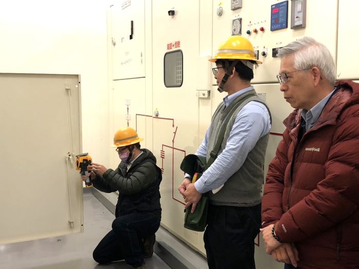 《圖說》台電北西區處電務副處長王春守（右）帶領台電外勤人員協助用戶檢測設備。〈北西區處提供〉