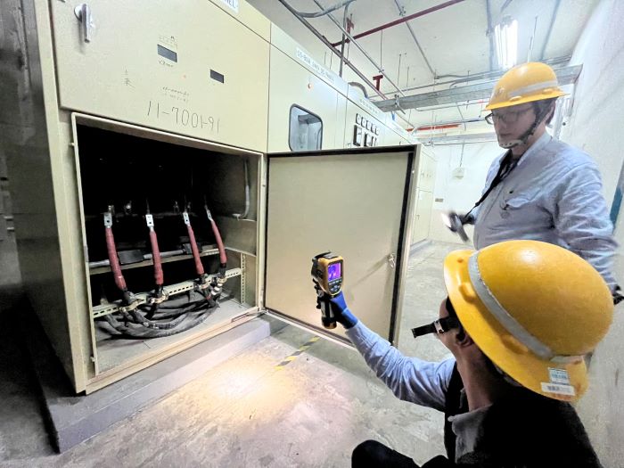 《圖說》北南區處協助台鐵共同檢測供電設備，確保春節期間鐵路運輸安全無虞。〈北南區處提供〉