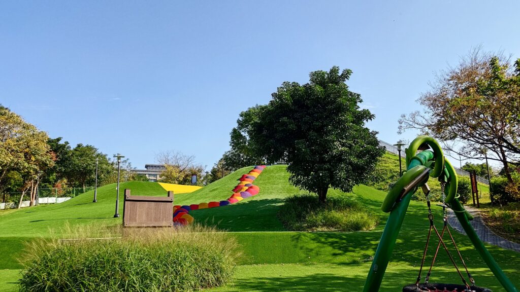 %E5%93%A1%E5%B1%B1%E5%85%AC%E5%9C%92%E6%BB%91%E8%8D%89%E5%9D%A1 1024x576 1