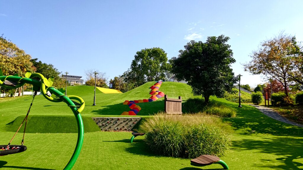 %E5%93%A1%E5%B1%B1%E5%85%AC%E5%9C%92%E6%BB%91%E8%8D%89%E5%9D%A12 1024x576 1