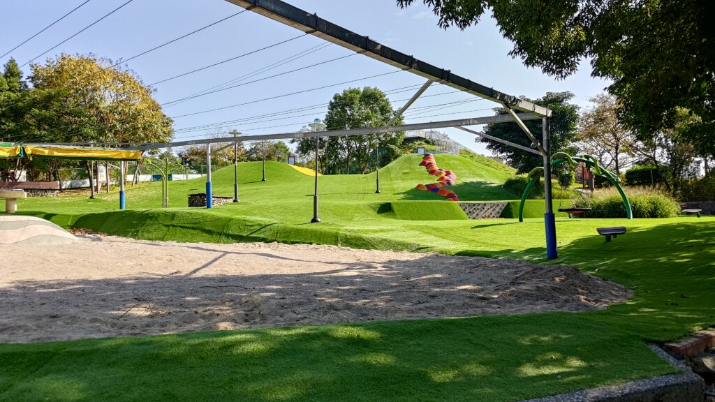 %E5%93%A1%E5%B1%B1%E5%85%AC%E5%9C%92%E6%BB%91%E8%8D%89%E5%9D%A13 1024x576 1