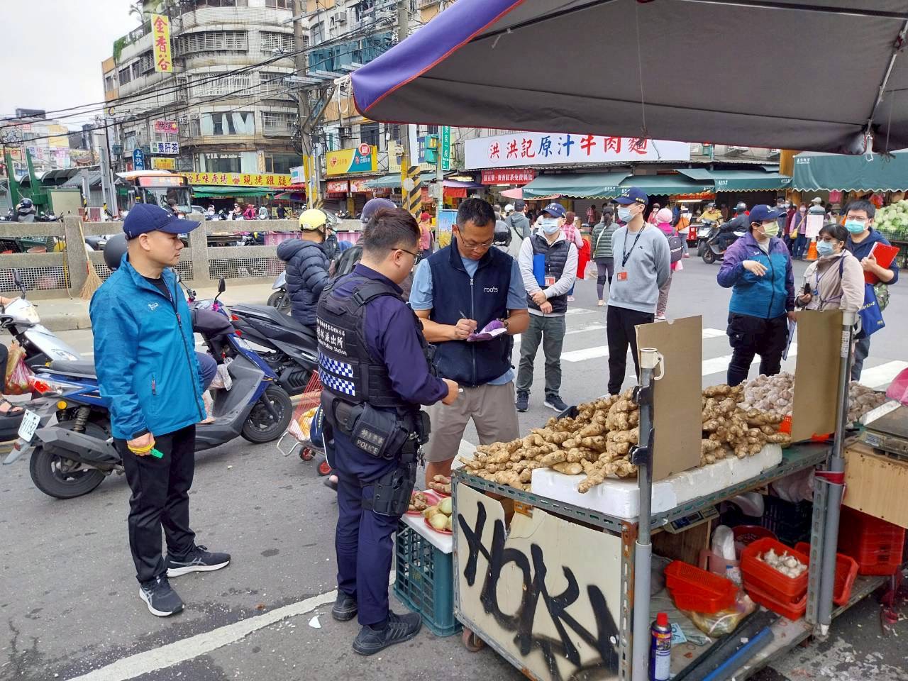 《圖說》樹林區博愛街攤集區之違規行為，警察局現場也總計開立7張罰單，以具體行動展現維護市場秩序與保障用路人通行權益之決心。〈市場處提供〉