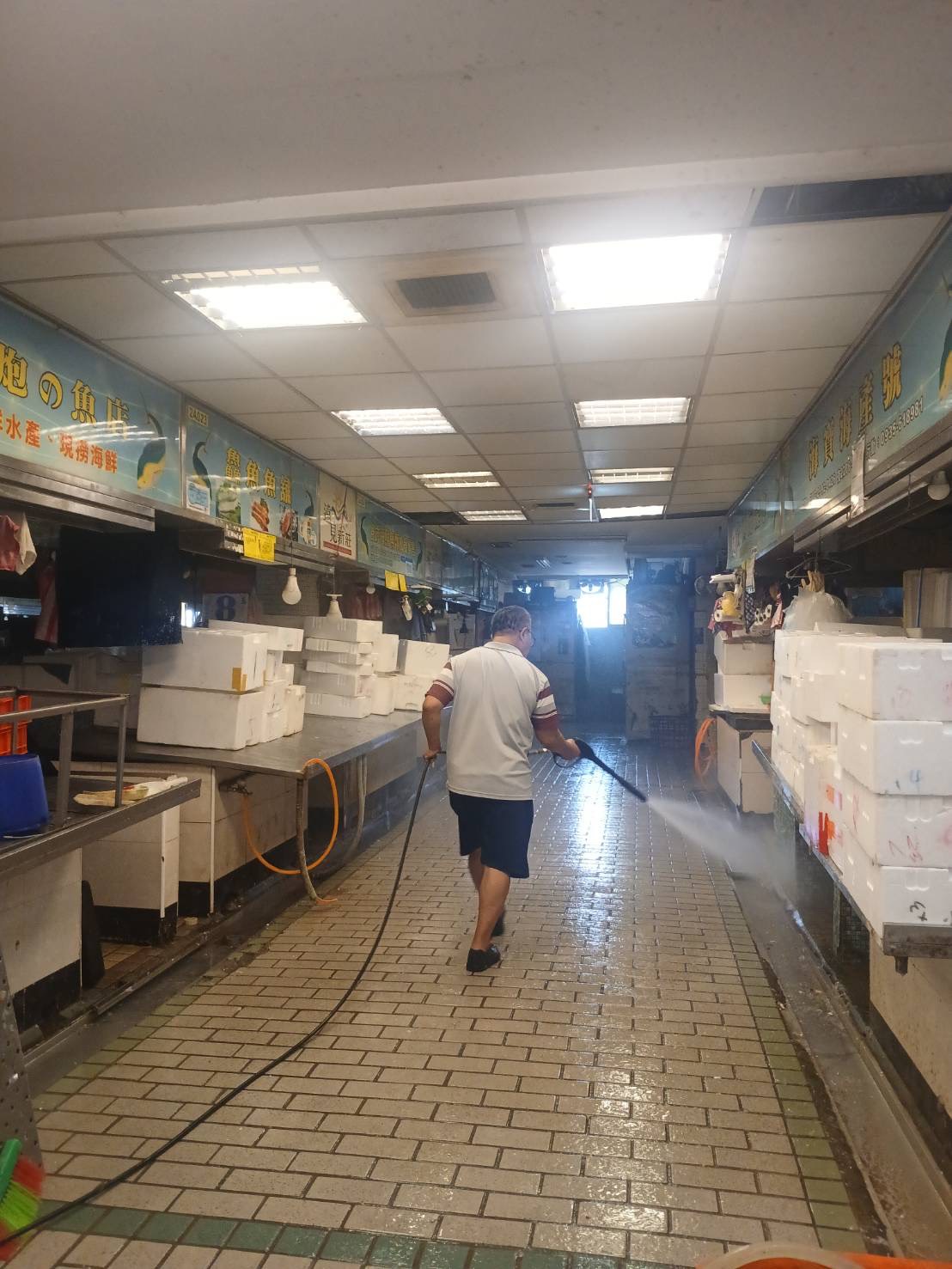 《圖說》新北所轄40座市場及攤集場區每日均進行清消作業，確保市場環境衛生。〈市場處提供〉