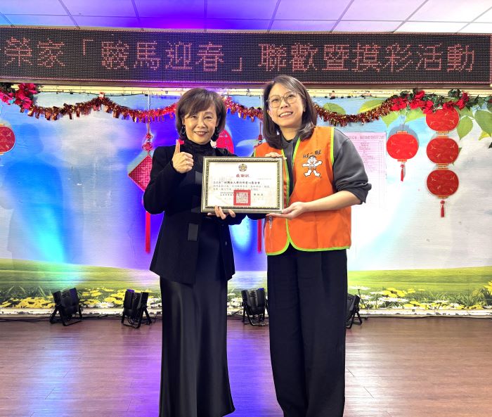 《圖說》板橋榮家陳桂美主任(左)感謝蔡衍明愛心基金會蔡紹云董事長(右)大力支持榮家。〈板橋榮家提供〉