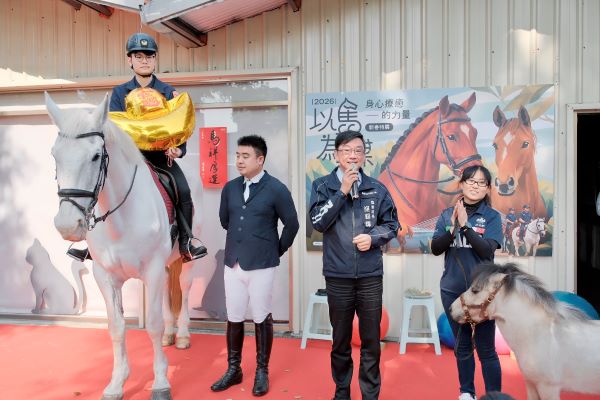 《圖說》農業局長諶錫輝〈右二〉介紹新北市14間馬場309匹馬，說明防疫作為。〈動保處提供〉