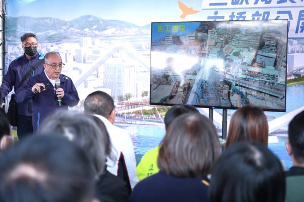 《圖說》水利局長宋德仁進行長福橋改建工程簡報說明。〈水利局提供〉