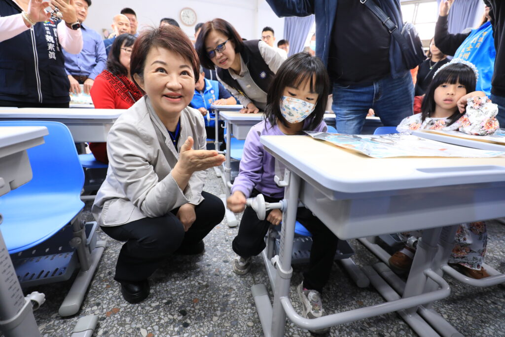 %E5%8F%B0%E4%B8%AD%E5%B8%82%E6%94%BF%E5%BA%9C%E8%87%AA%E7%B1%8C%E9%A0%90%E7%AE%97%E6%8A%95%E5%85%A5%E7%B4%8445%E5%84%84%E5%85%83%E7%B6%93%E8%B2%BB%E6%8E%A8%E5%8B%95 %E9%99%AA%E6%82%A8%E9%95%B7%E5%A4%A7 %E8%A8%88%E7%95%AB %E5%88%86%E4%B8%89%E5%B9%B4%E5%85%A8%E9%9D%A2%E6%B1%B0%E6%8F%9B%E5%8F%B0%E4%B8%AD%E5%B8%82%E5%9C%8B%E4%B8%AD%E5%B0%8F%E8%AA%B2%E6%A1%8C%E6%A4%85 %E6%94%B9%E6%8E%A1 %E5%8F%AF%E8%AA%BF%E5%BC%8F %E6%96%B0%E5%9E%8B%E8%AA%B2%E6%A1%8C%E6%A4%85 %E8%AE%93%E8%AA%B2%E6%A1%8C%E6%A4%85%E6%9B%B4%E7%AC%A6%E5%90%88%E4%BA%BA%E9%AB%94%E5%B7%A5%E5%AD%B8 1024x683 1