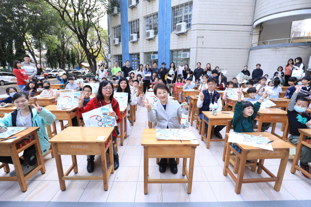 %E5%B8%82%E5%BA%9C%E8%87%AA%E7%B1%8C45%E5%84%84%E5%85%A8%E9%9D%A2%E6%B1%B0%E6%8F%9B15%E8%90%AC%E5%A5%97%E5%9C%8B%E4%B8%AD%E5%B0%8F%E8%AA%B2%E6%A1%8C%E6%A4%85 %E7%9B%A7%E5%B8%82%E9%95%B7%E8%A6%AA%E8%B5%B4%E6%9D%B1%E8%88%88%E5%9C%8B%E5%B0%8F%E9%97%9C%E5%BF%83%E5%AD%B8%E7%94%9F%E9%A0%98%E7%94%A8%E6%83%85%E5%BD%A2 %E9%98%BF%E5%85%AC%E9%98%BF%E5%AC%A4%E4%B9%9F%E5%B8%B6%E5%AD%AB%E4%BE%86%E9%A0%98 1024x683 1