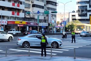 春節期間 信義商圈逛街採買及用餐人 車潮湧現 信義警呼籲民眾搭乘大眾運輸 5 MEITU 20260213 095042886 300x200 1