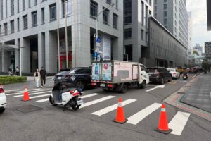 春節期間 信義商圈逛街採買及用餐人 車潮湧現 信義警呼籲民眾搭乘大眾運輸 6 MEITU 20260213 095058049 300x200 1