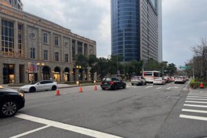 春節期間 信義商圈逛街採買及用餐人 車潮湧現 信義警呼籲民眾搭乘大眾運輸 7 MEITU 20260213 095149072 300x200 1