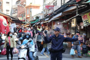 淡水警春節年貨交管 2月14日起連3天 增設中正路後方臨時機車停車場 4 1770955906283 300x200 1