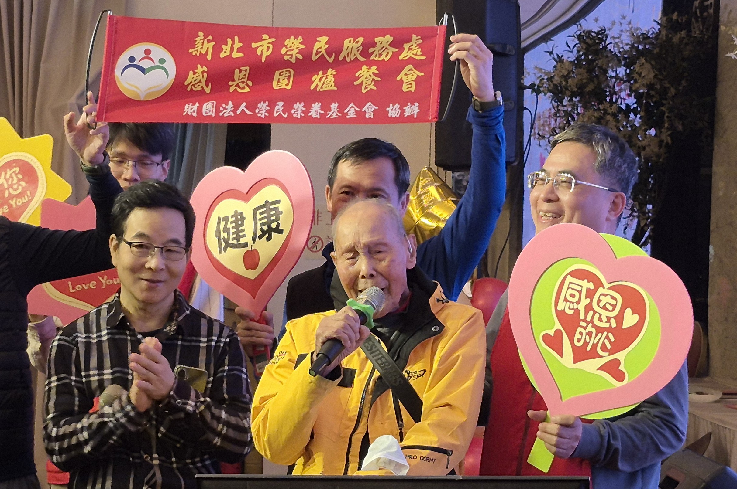 百歲人瑞高歌迎新 新北榮服處圍爐共享團圓飯香 5 《圖說》106歲榮民方爺爺(中)登台高唱「中華民國頌」,精神奕奕,贏得滿場掌聲。〈新北榮服處提供〉