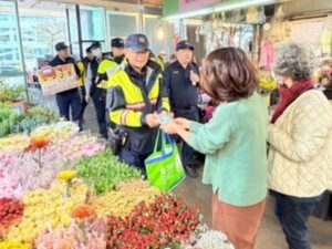 春節花市採買人氣旺 內湖警防詐 交安宣導賀新年 9 MEITU 20260214 101342165 300x225 1