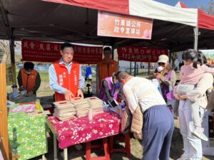 竹東親子健行賞櫻趣暨廉政宣導活動熱鬧登場 鎮長與政風室攜手向民眾拜年 4 1771054810477 300x225 1