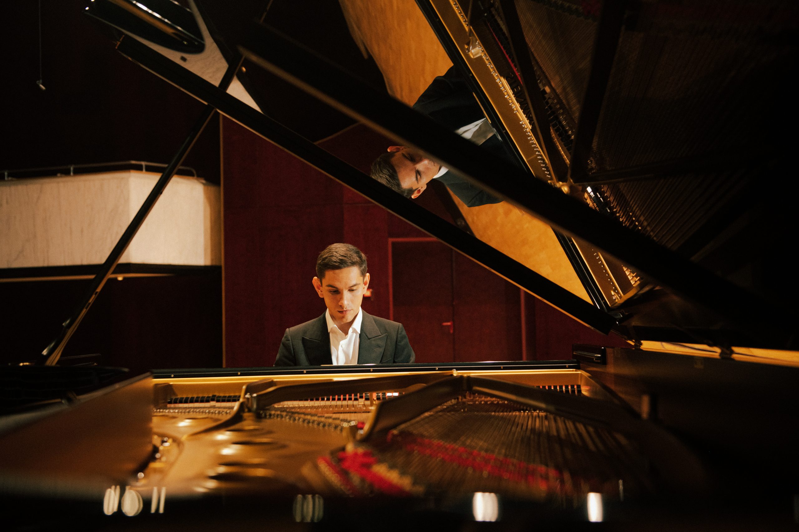 %E5%B8%8C%E6%96%AF%E9%87%91 %E6%BC%94%E5%87%BA%E7%85%A701 scaled 1