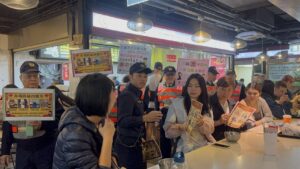 春節前排隊吃美食也要顧荷包 中正一攜義警民力進駐華山市場 馬力全開 防竊及宣導 11 1771207487065 300x169 1