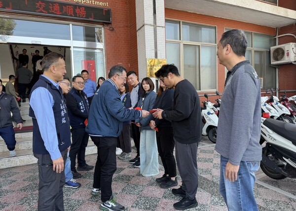 年菜送暖、紅包打氣!各界齊挺楊梅警 春節守護不打烊 5 f 29329427 1