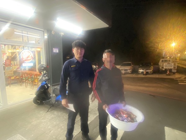 暖警即時伸援 楊梅、平鎮警助迷途移工與失智婦平安返家 6 f 29331220 1