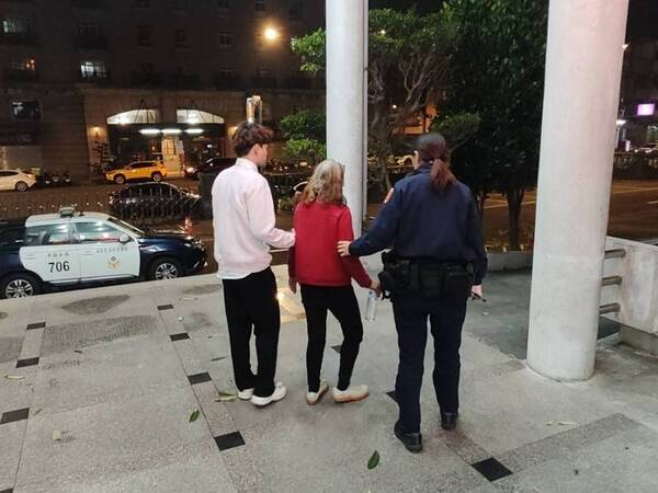 暖警即時伸援 楊梅、平鎮警助迷途移工與失智婦平安返家 7 f 29331222 1