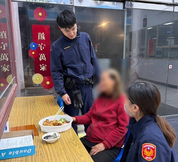 暖警即時伸援 楊梅、平鎮警助迷途移工與失智婦平安返家 8 f 29331219 1