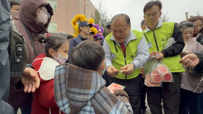 澎湖縣長陳光復大年初發紅包 - 報新聞 Mega News %E6%BE%8E%E6%B9%96%E7%B8%A3%E9%95%B7%E9%99%B3%E5%85%89%E5%BE%A9%E5%A4%A7%E5%B9%B4%E5%88%9D%E7%99%BC%E7%B4%85%E5%8C%85