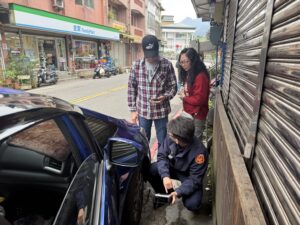 陌生山城驚魂 高雄遊客受困 平溪警伸援 民稱 像溺水抓到浮木 6 %E4%BA%8C 79 300x225 1