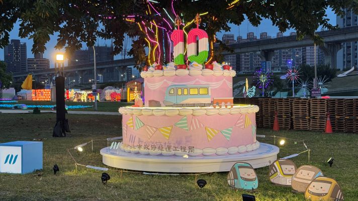 鶯為有你捷伴十年 全台最大3米蛋糕閃耀新北燈會 3 《圖說》新北捷運10周年3米巨型蛋糕。〈捷運局提供〉