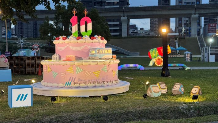 鶯為有你捷伴十年 全台最大3米蛋糕閃耀新北燈會 4 《圖說》「鶯為有你捷伴十年」將於將於3月2、3日晚間限量發放四線捷運造型加油棒。〈捷運局提供〉
