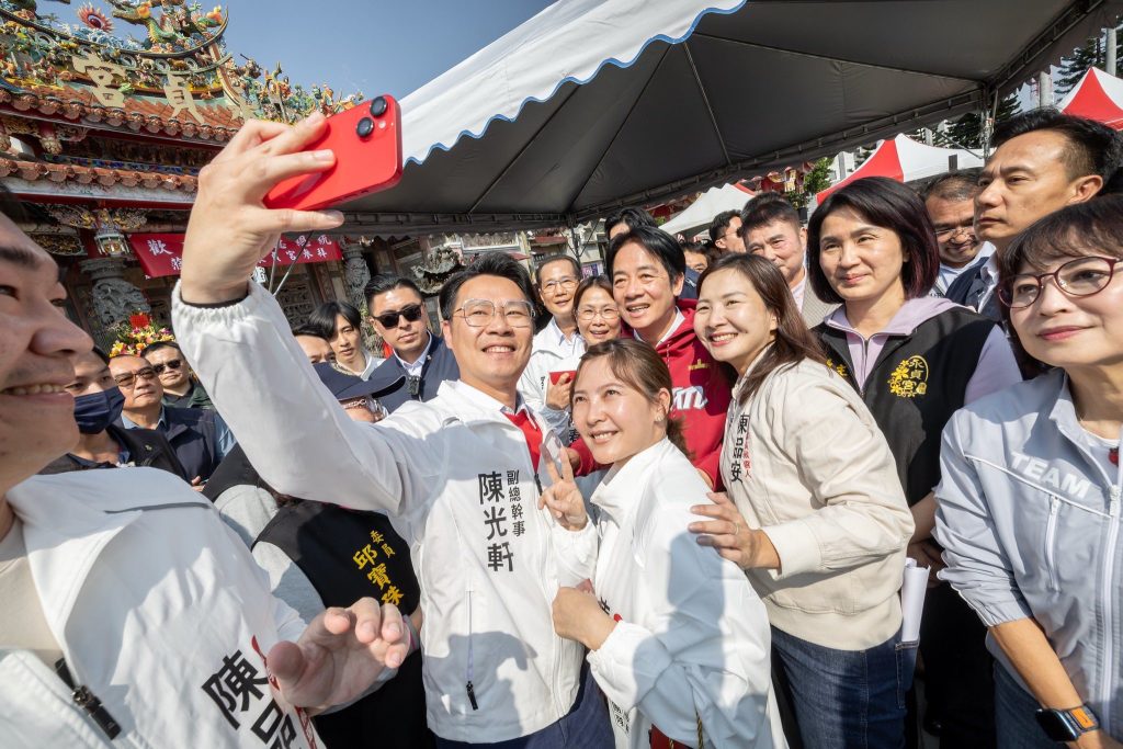 賴清德初三赴苗栗永貞宮發福袋 祈願國泰民安地方發展 6 %E8%B3%B4%E6%B8%85%E5%BE%B7%E7%B8%BD%E7%B5%B1%E5%89%8D%E5%BE%80%E6%B0%B8%E8%B2%9E%E5%AE%AE%E5%8F%83%E9%A6%99%E7%99%BC%E6%94%BE%E7%A6%8F%E8%A2%8B %E5%8F%96%E8%87%AA%E8%B3%B4%E6%B8%85%E5%BE%B7FB 1024x683 1