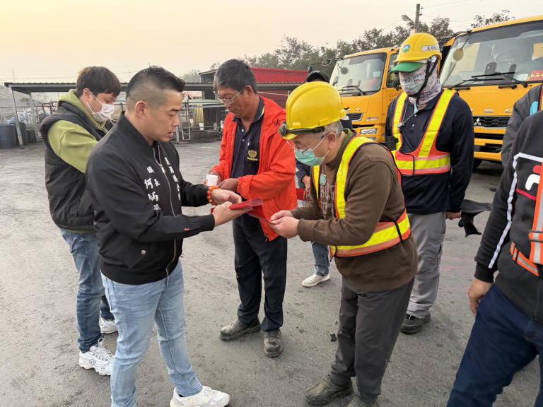 溪湖鎮長何炳樺今在開工第一天 慰問勞苦功高的清潔隊員 5 20260221165522 26f4e019
