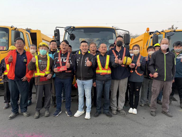 溪湖鎮長何炳樺今在開工第一天 慰問勞苦功高的清潔隊員 6 20260221165509 dbb168be