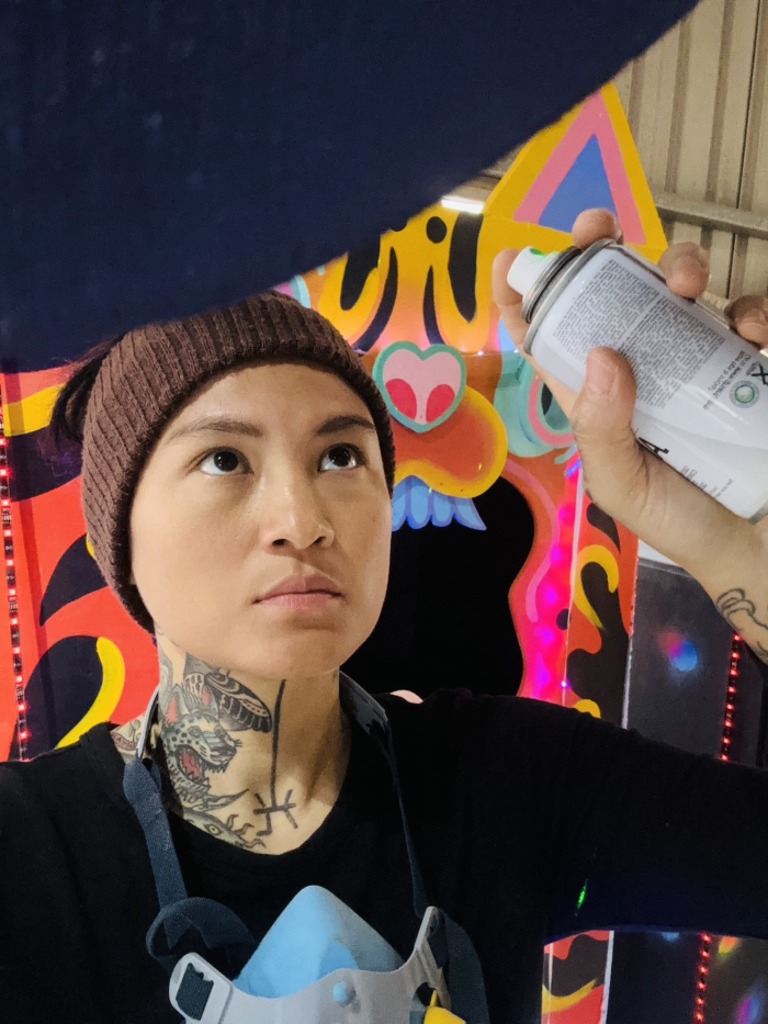 原民藝術注入自然省思 新北燈會女獵人走入城市森林 5 《圖說》藝術家蔣沛珊 Yabun Yuma製作《獵人的山林奇遇》燈飾工作照。〈原民局提供〉