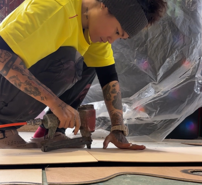 原民藝術注入自然省思 新北燈會女獵人走入城市森林 7 《圖說》藝術家蔣沛珊Yabun Yuma創作《獵人的山林奇遇》燈飾的製作過程紀錄。〈原民局提供〉