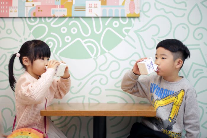 新北「鮮奶幸福週」2/23啟動 2至12歲學童每週免費領乳品 10 《圖說》新北鮮奶幸福週2月23日正式啟動。〈教育局提供〉