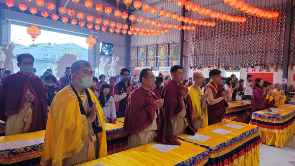 世界佛教正心會新春祈福法會 祈願國泰民安吉祥如意 5 《圖說》世界佛教正心會2026年新春祈福法會,信眾誠心誦經祈福。〈佛教正心會提供〉