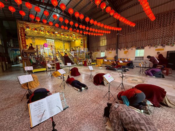 世界佛教正心會新春祈福法會 祈願國泰民安吉祥如意 6 《圖說》世界佛教正心會2026年新春祈福法會,信眾誠心禮拜祝願國泰民安。〈佛教正心會提供〉