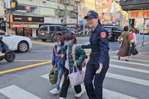 大頭Q警熱情迎新學期 文二警分局長率隊出擊 暖心啟動護童 犯宣守護校園安全 4 MEITU 20260223 105804230 300x200 1