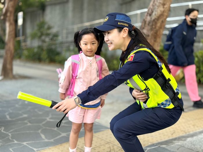 《圖說》新北警首創將社區民力正式納入護童勤務編組，並由學校協調家長會聘僱義交協勤，強化校園周邊交通疏導與違規取締量能，讓護童陣容更加堅實。〈警察局提供〉
