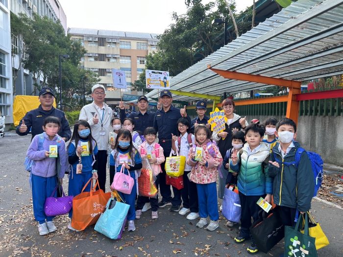 《圖說》板橋分局於板橋國小執行護童勤務。〈警察局提供〉