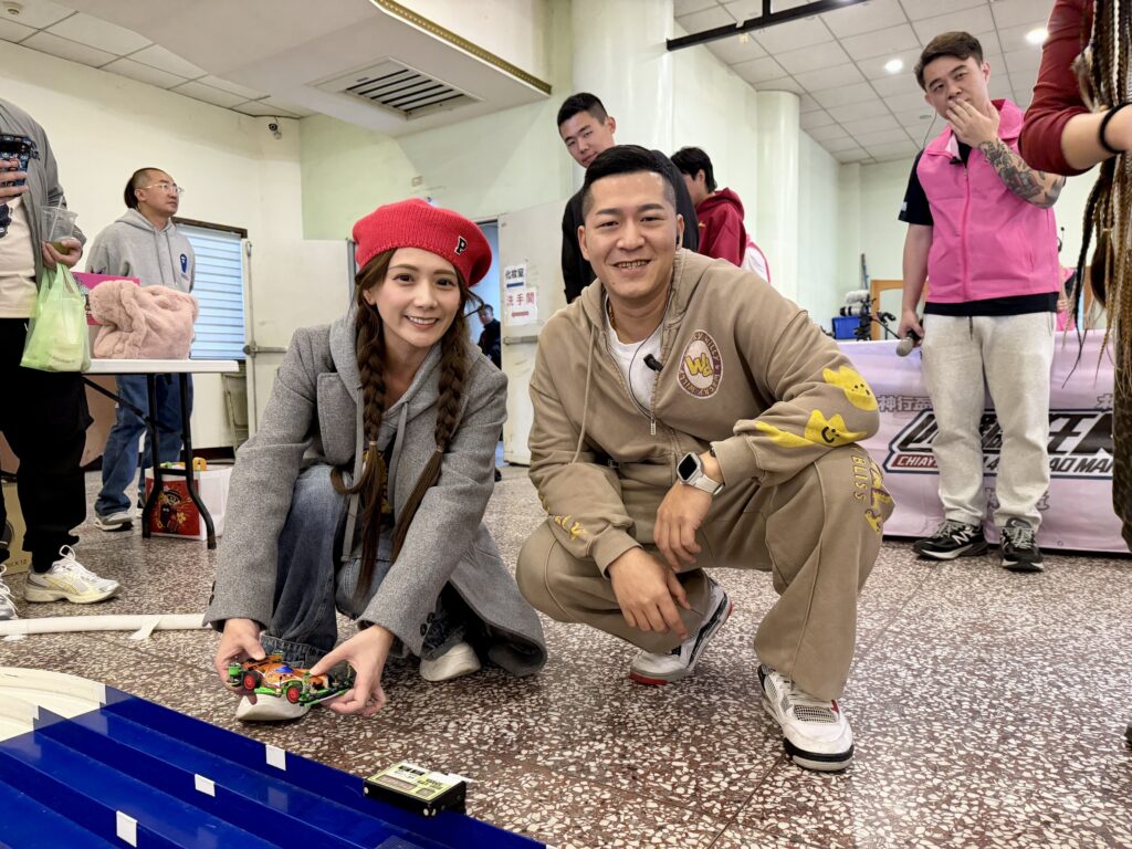 草爺、柯大堡發起第一屆「神行盃國際四驅車大賽」首創「四驅車+ 鑽轎底」讓新年好運加速 5 S 238272539 1024x768 1