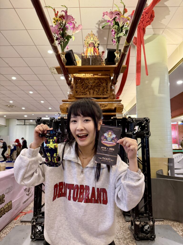 草爺、柯大堡發起第一屆「神行盃國際四驅車大賽」首創「四驅車+ 鑽轎底」讓新年好運加速 6 S 238272540 768x1024 1