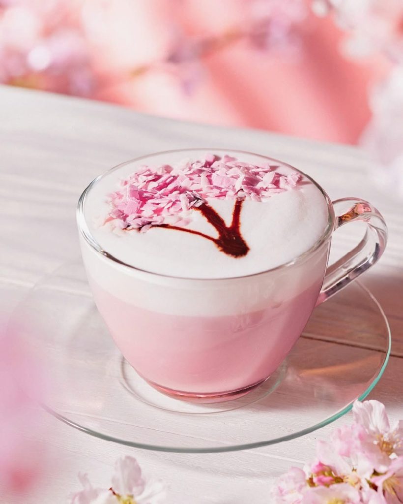 日本星巴克櫻花季登場:粉嫩拿鐵與白桃蘇打譜寫春之序曲 5 S 9224207 0 820x1024 1